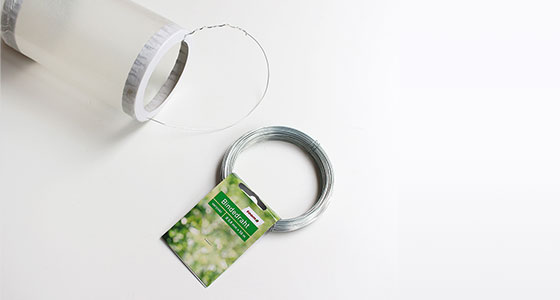 Drahtrolle und ein Glas mit Drahtgriff